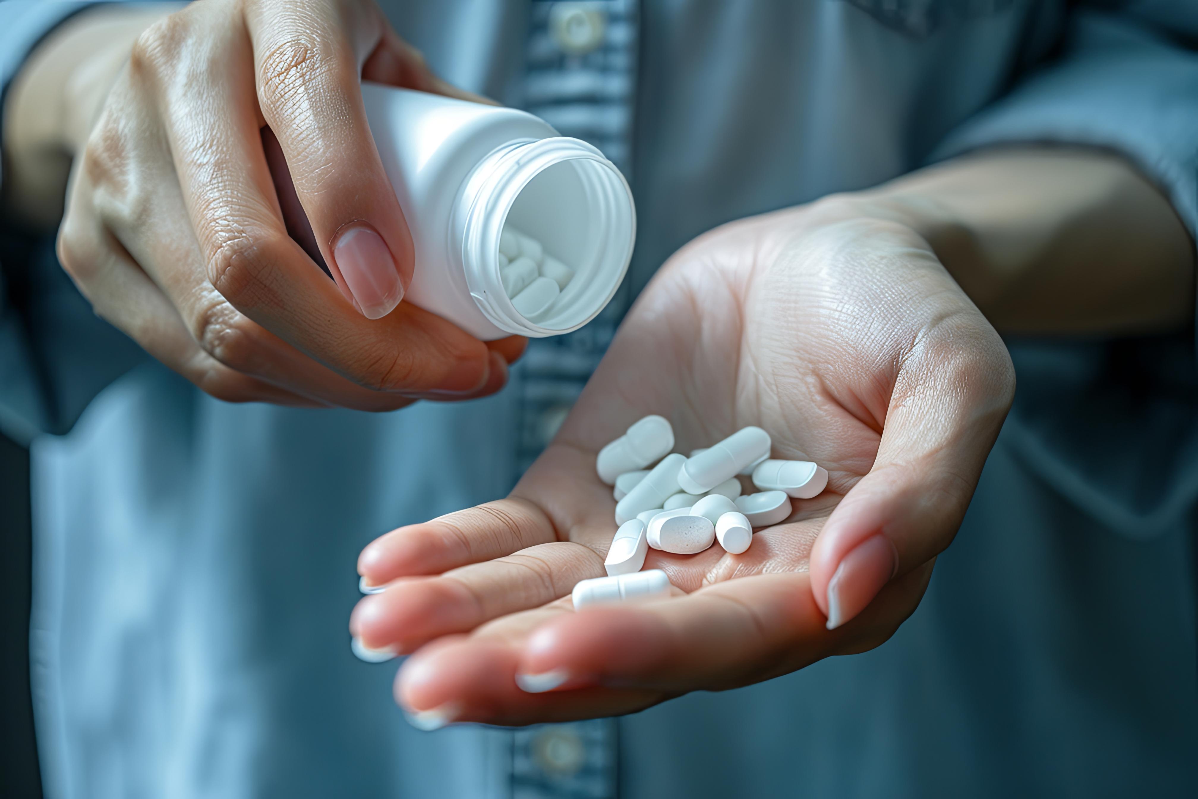 appetite suppressant pills in a woman's hand